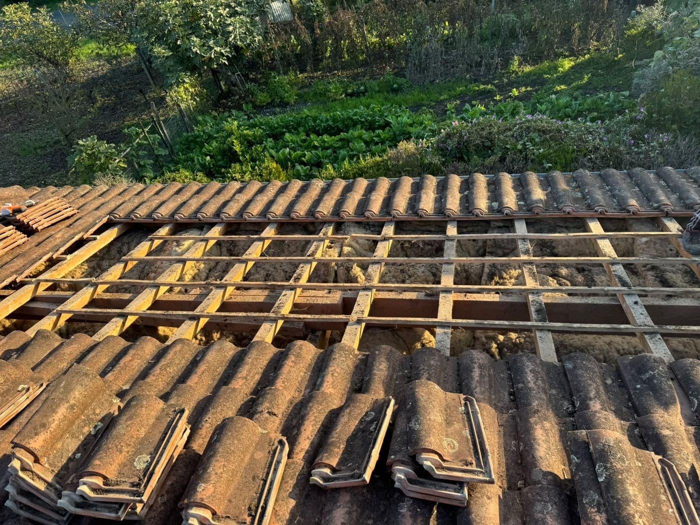 Dépose des tuiles, liteaux mis à nu sur un pan entier