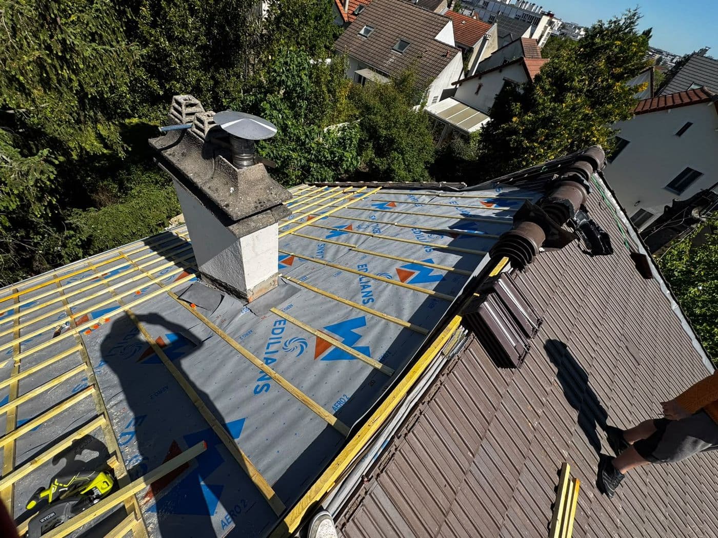 Écran de sous-toiture posé, vue sur le village