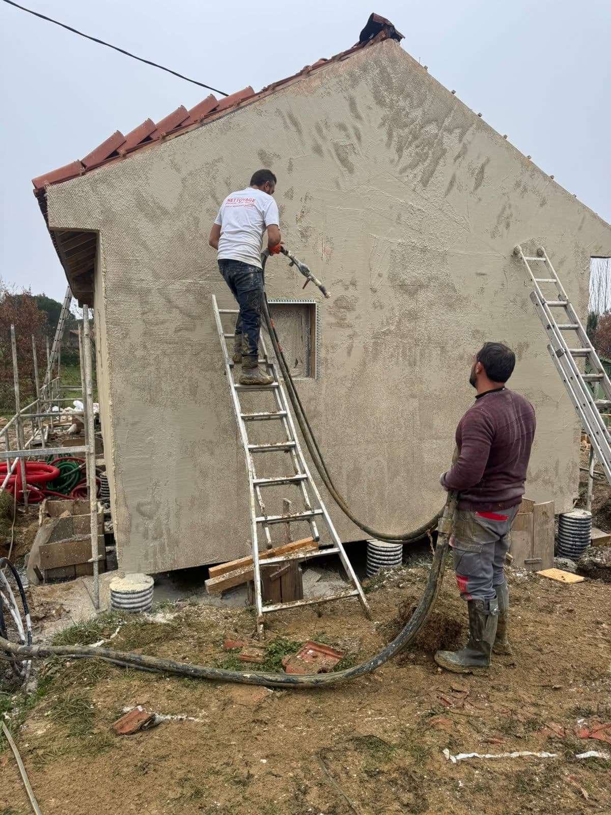 Application de l'enduit projeté à deux sur un pignon