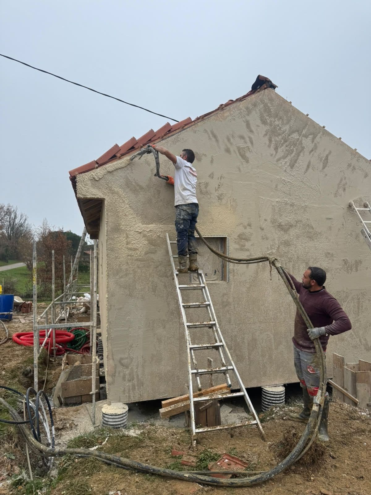 Enduit de façade projeté à la machine sur un pignon