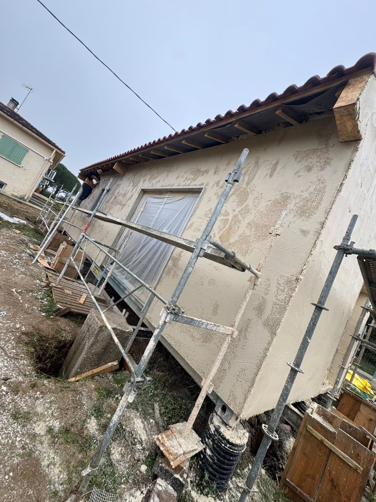 Façade et échafaudage avant application de l'enduit
