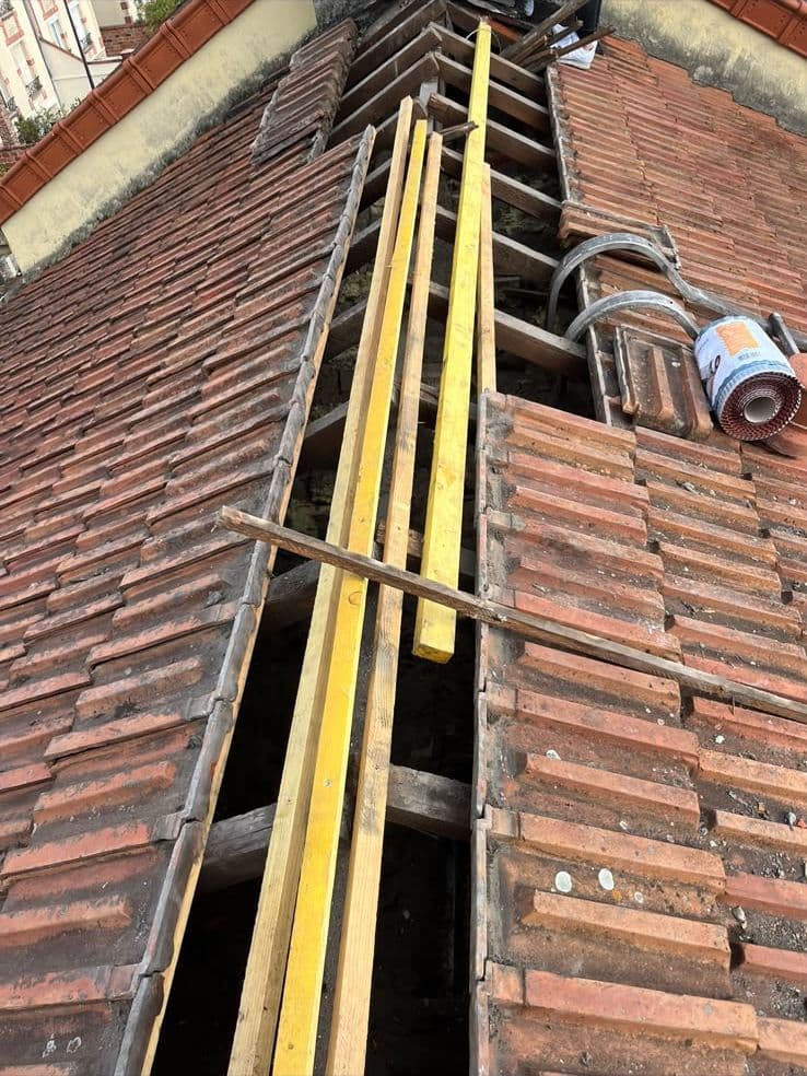 Liteaux et outillage sur une toiture en cours de reprise
