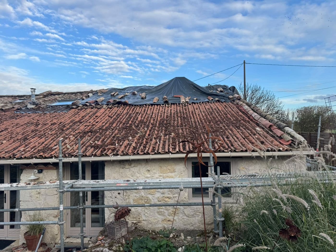 Longère bâchée pendant l'ouverture de la toiture