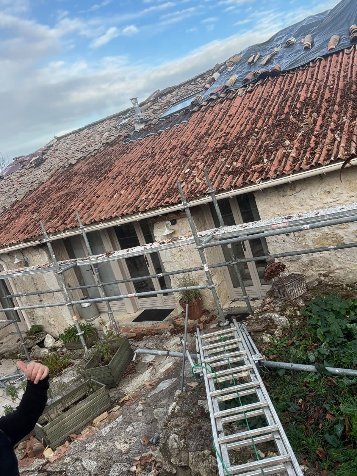Longère en pierre dont la toiture est en cours de réfection