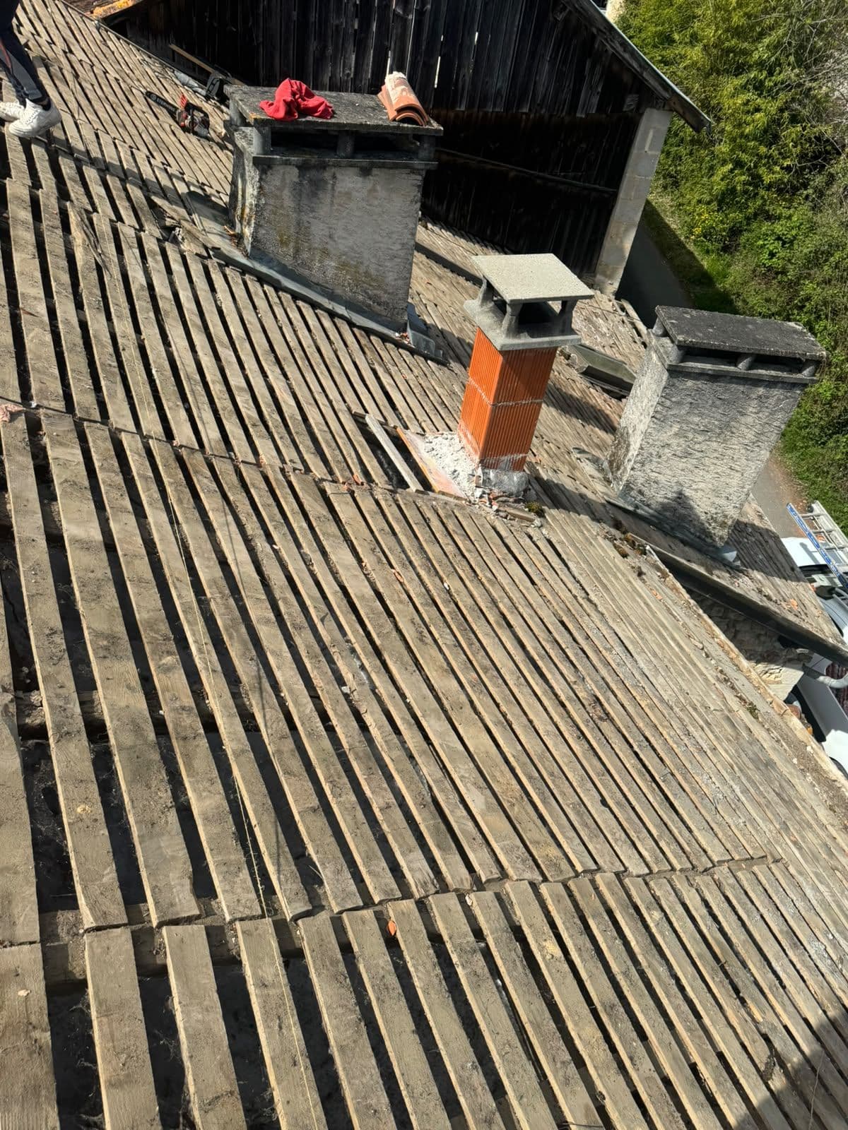 Longue toiture en tuiles avec souches de cheminée