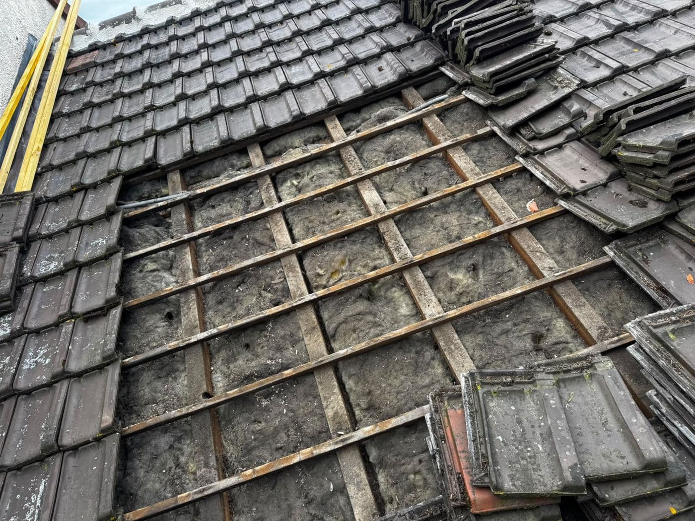 Toiture ancienne en cours de dépose, liteaux apparents