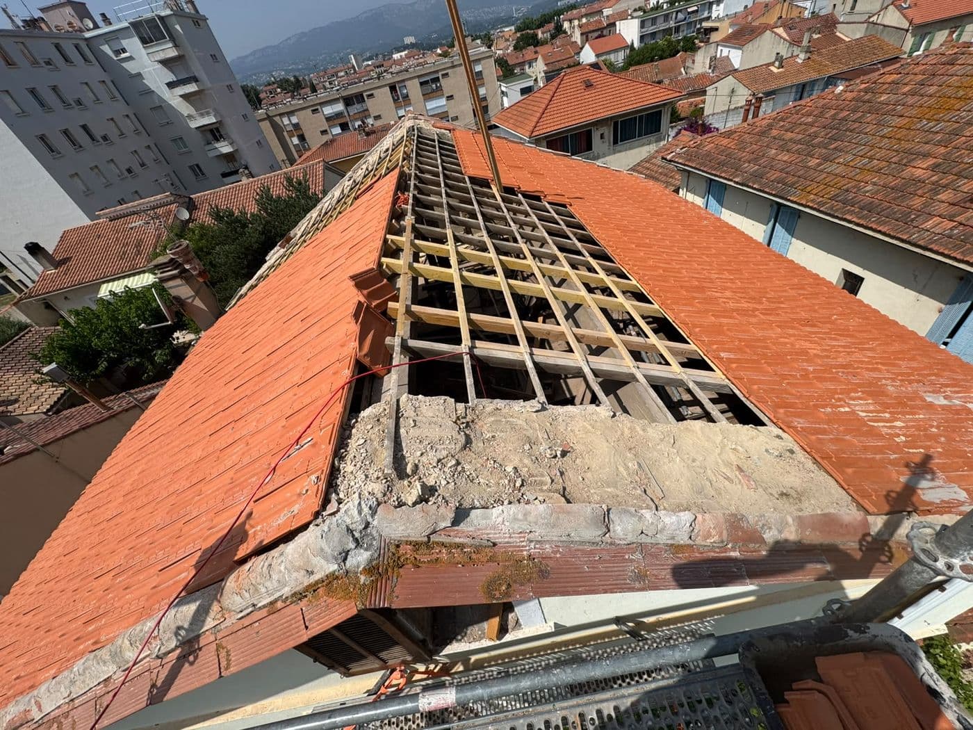 Toiture neuve et trémie ouverte, vue sur la ville