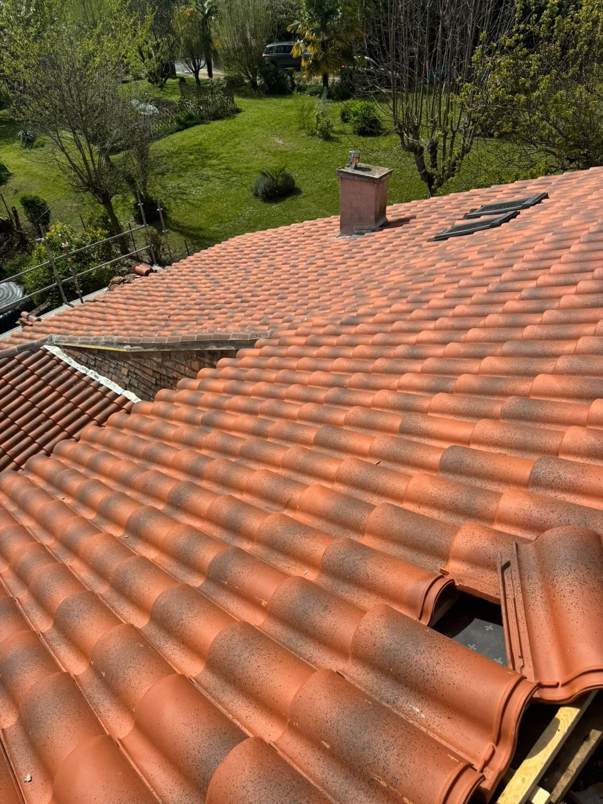 Toiture terminée, souche de cheminée et jardin