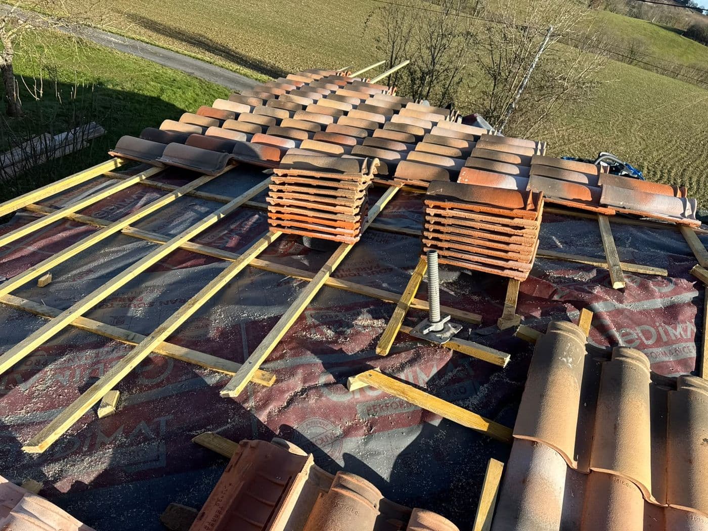 Tuiles approvisionnées sur les liteaux, chantier en cours