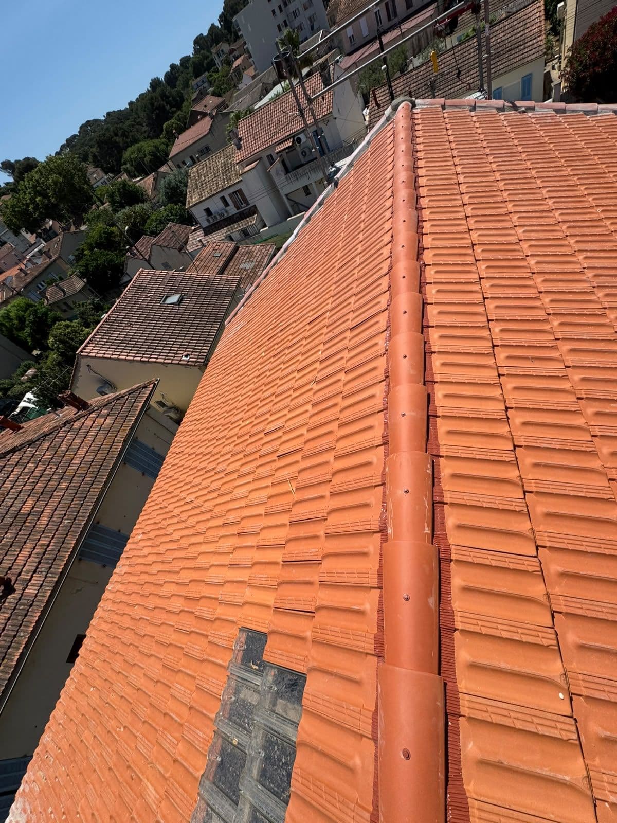 Toiture en tuiles neuves, vue plongeante depuis le faîtage